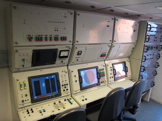 Buồng điều khiển hiện đại bên trong xe điều khiển UNK-2TM