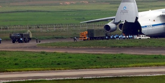 Máy bay vận tải An-124 chuyển những bộ khí tài đầu tiên của hệ thống S-125-2TM cho phía Việt Nam.
