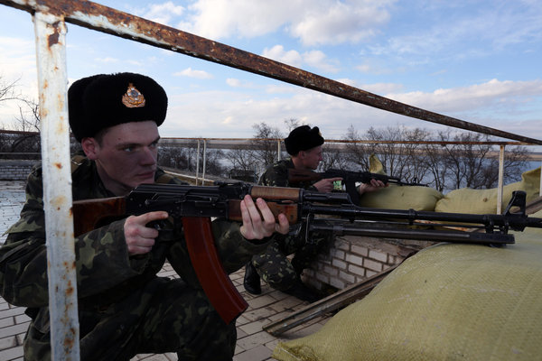 Hải quân Ukraine trong tư thế sẵn sàng bảo vệ căn cứ của mình ở Novoozernaya, Crimea. Ảnh: Los Angeles Times