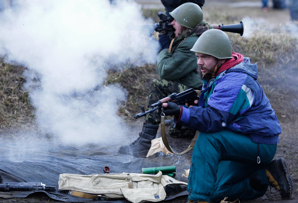 Vệ binh Ukraine tham gia khóa huấn luyện tại một căn cứ của Bộ nội vụ Ukraine ở Novi Petrivtsi, cách thủ đô Kiev không xa