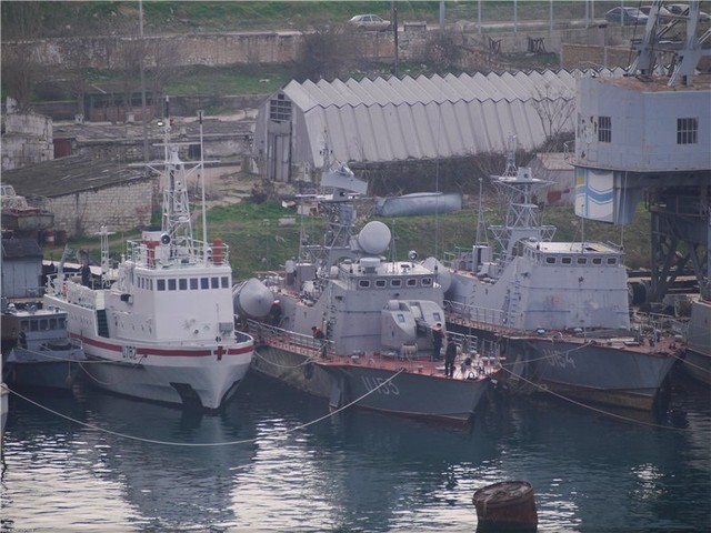 Tàu chiến của Hải quân Ukraine tại cảng Sevastopol đang bị tàu chiến Nga vây chặt