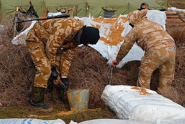 Lính Ukraine hối hả đào công sự tại khu vực giáp với Crimea hôm 11/3