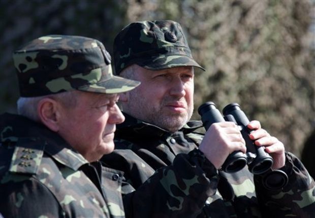 Quyền Tổng thống Ukraine Oleksandr Turchynov (phải) và Bộ trưởng quốc phòng Igor Tenyukh quan sát buổi tập trận của quân đội Ukraine gần Chernigiv (phía bắc Ukraine).