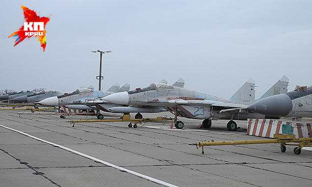 Các máy bay MiG-29 lừng lẫy một thời của Ukraine đang nằm phơi mưa nắng và không có nhà chứa.