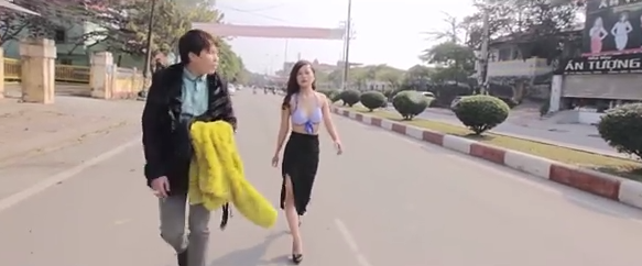 Màn lột đồ của cô gái trong clip Anh không đòi quà phiên bản Thái Nguyên