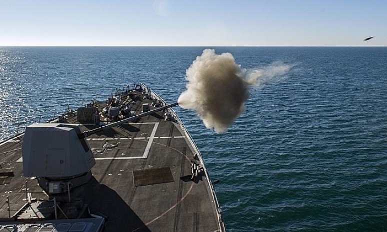 Pháo hạm Mk45 trên tàu USS Truxtun khai hỏa trong một cuộc tập trận