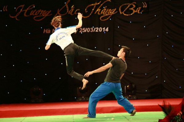Các thí sinh thể hiện tài năng từ việc múa võ, nhảy truyền thống.