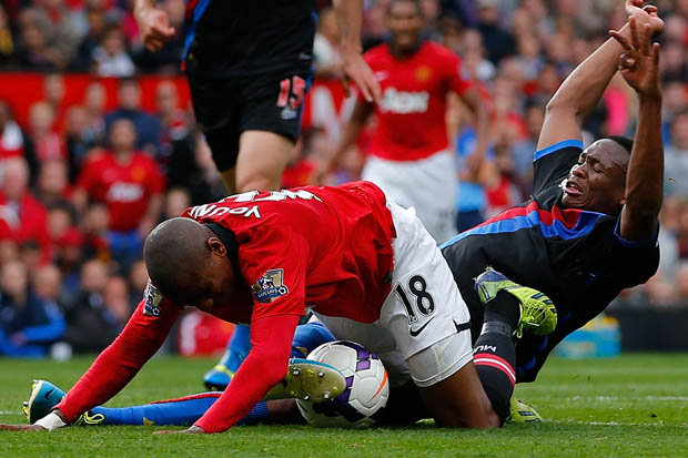 Ashley Young đang khiến David Moyes đau đầu