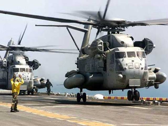 Trực thăng CH-53E có chiều dài 30,2m, chiều cao 8,46m, đường kính cánh quạt 24 m, trọng lượng cất cánh tối đa 33,3 tấn.