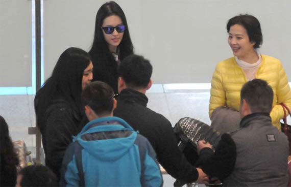 Hai mẹ con xuất hiện ở sân bay Thượng Hải và vui vẻ dừng lại trò chuyện với báo chí.