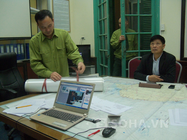Đại tá Phạm Lâm Hoàng, trực ban trưởng chuyên trách Trung tâm quốc gia điều hành tìm kiếm cứu nạn, đang đem tài liệu bản đồ ra phân tích.