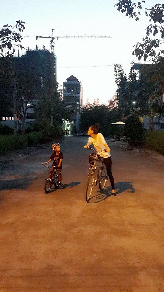 Subeo tập xe đạp cùng mẹ