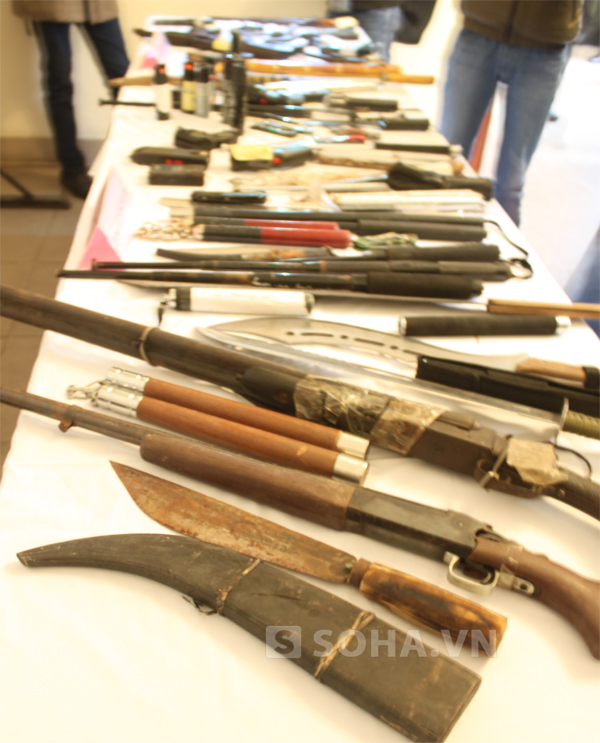 19 khẩu súng quân dụng bị thu giữ của cả đợt thực hiện cao điểm tập trung đấu tranh, trấn áp các loại tội phạm và tệ nạn xã hội trên địa bàn Thàn phố Hà Nội. 