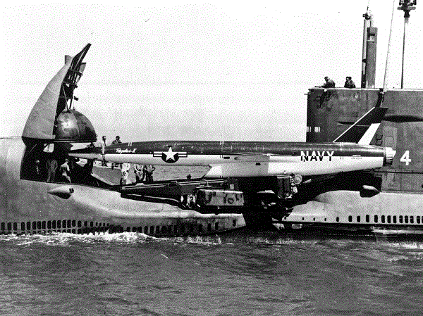 USS Grayback chuẩn bị phóng tên lửa Regulus II (US Navy photo)