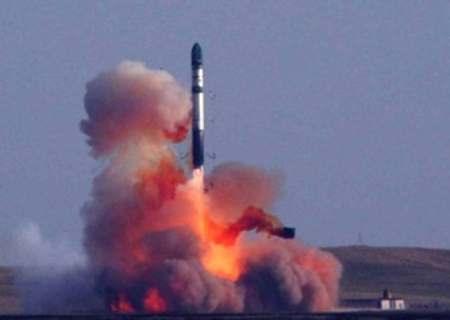 ICBM uy lực nhất thế giới được phóng từ một địa điểm bí mật. Có thể quan sát thấy bộ phận phóng lạnh được tác ra, động cơ thực sự của tên lửa khai hỏa.