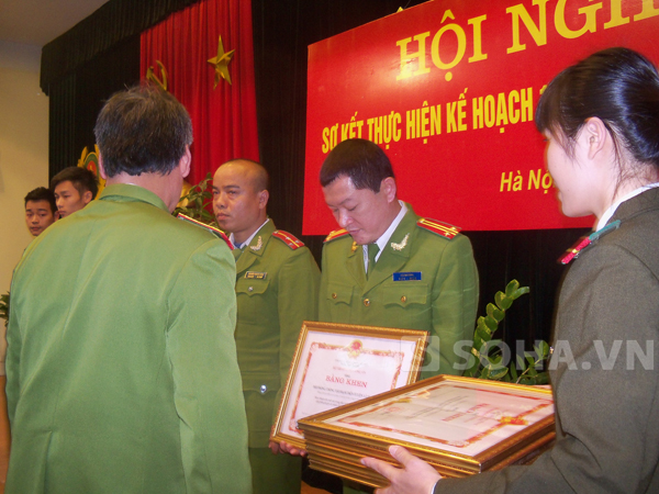 
	Thiếu tướng Trần Thùy đang trao Bằng khen của Bộ Công an cho các cá nhân có thành tích xuất sắc.