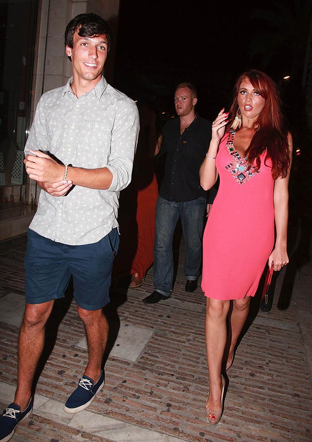 Amy Childs và Jack Cork (Southampton) đi dạo trên phố