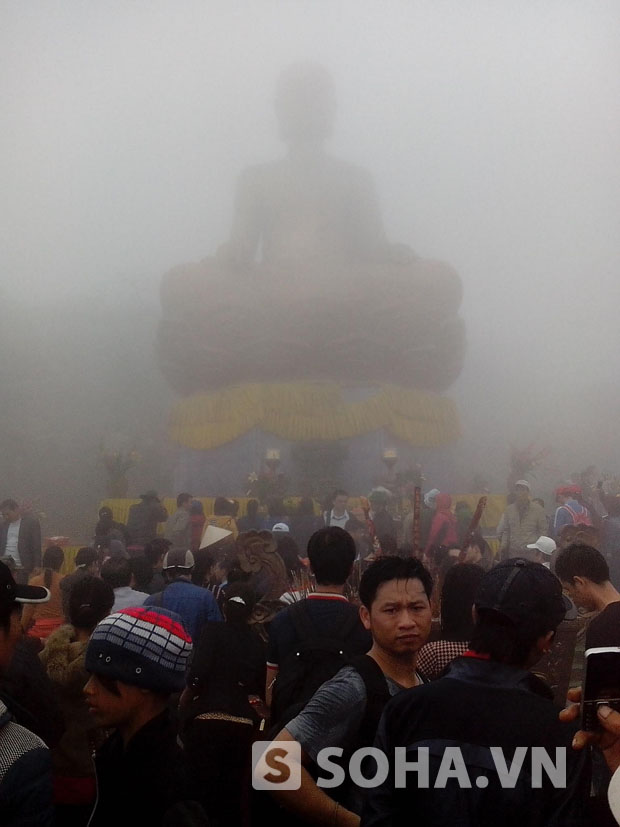 Công trình tượng Phật hoàng Trần Nhân Tông trong sương mù.