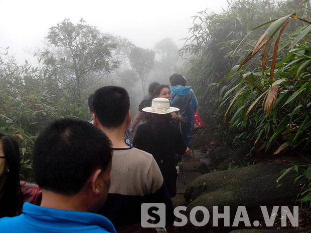  Dù không khí lạnh cùng với sương mù khiến con đường dẫn lên chùa Đồng trơn trượt khó đi nhưng du khách thập phương vẫn rất hồ hởi hành hương về đất Phật.