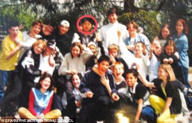 Kim Jong Un (vòng tròn đỏ) chụp ảnh với các bạn học ở Thụy Sĩ.
