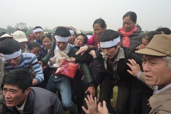 
	10h sáng nay 4/1, lễ tang nữ sinh Trần Thị Huế đã được cử hành, rất nhiều bạn bè, bà con làng xóm, họ hàng gần xa đã đến tiễn đưa em về nơi an nghỉ cuối cùng.