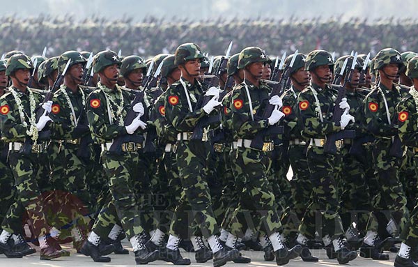 Các binh lính Myanmar đang khoe súng trường tiến công QBZ-95 do Trung Quốc sản xuất.