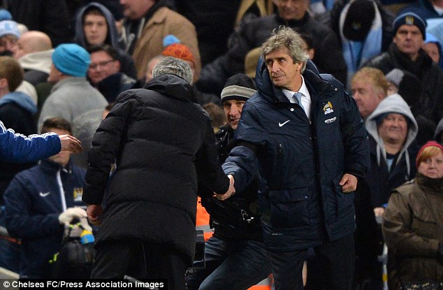 Pellegrini vừa thua Mourinho trong cuộc đại chiến giữa Man City và Chelsea tại Etihad