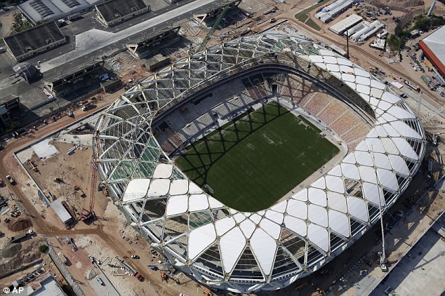 Sân Arena da Amazonia vẫn chưa xong phần mái