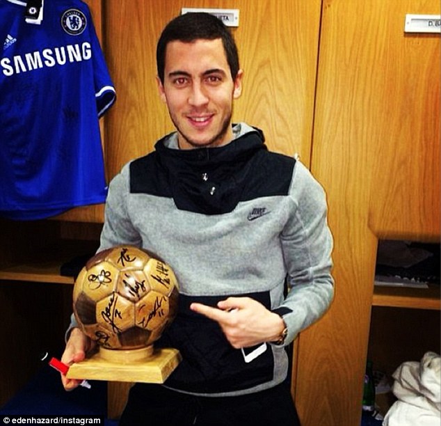 Hazard được đồng đội tại Chelsea tặng cho một quả bóng... gỗ