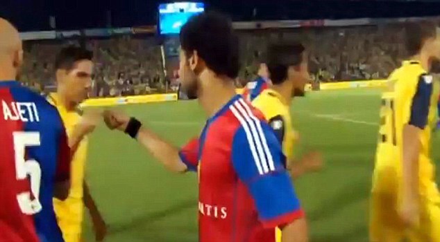 Salah từ chối bắt tay những cầu thủ người Isarel
