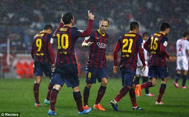 Messi chia vui cùng đồng đội Iniesta