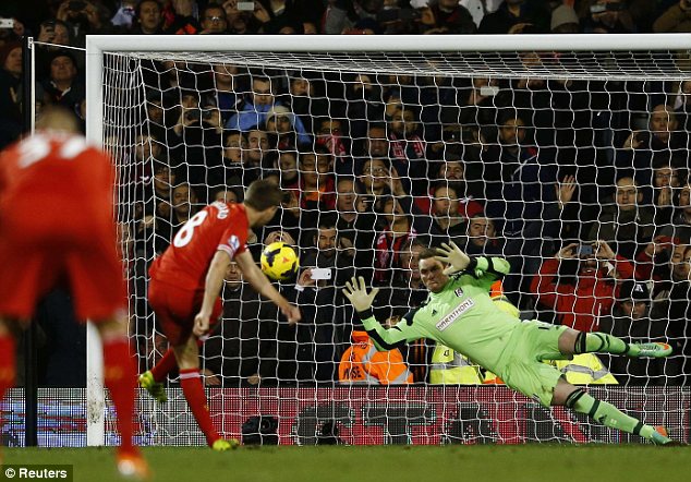 Gerrard tung cú sút như búa bổ tung lưới Stekelenburg