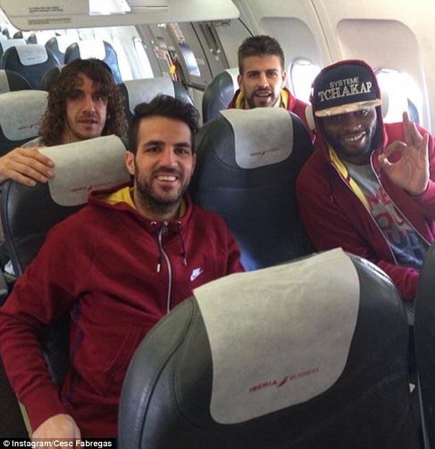 Fabregas, Alex Song, Gerard Pique và Carles Puyol trên máy bay