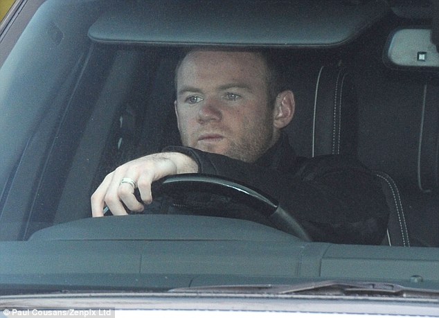Rooney buồn bã sau tay lái