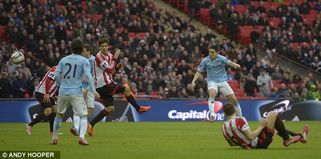 Bàn nâng tỷ số lên 2-1 của Nasri