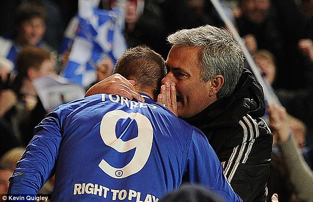 Mourinho thì thầm với Torres chiến thuật