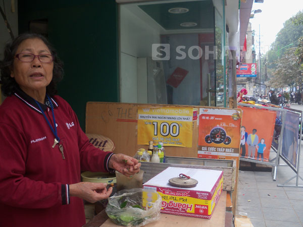 Bà Phương cũng nhìn thấy chiếc máy ATM bị kẻ trộm đục phá, để nằm ngổn ngang trên vỉa hè từ 5 giờ sáng