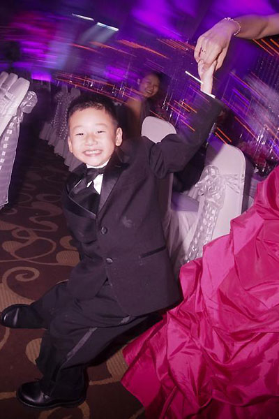 Trong đám cưới lần hai của mẹ, Bảo Nam cũng không ngại diện vest, một trang phục có phần gò bó đối với trẻ con.