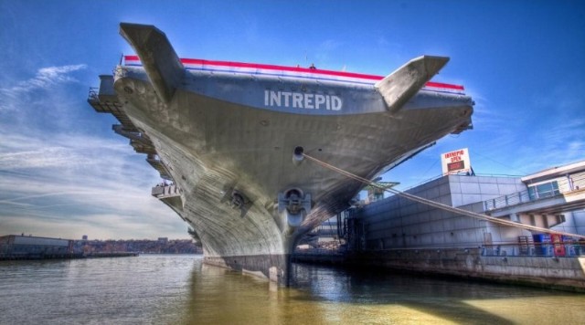 Nền tảng của bảo tàng là tầu sân bay USS Intrepid - một trong số 24 tàu sân bay thuộc lớp Essex được chế tạo trong Thế Chiến II cho Hải quân Hoa Kỳ.