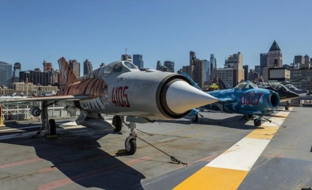 MiG-21 và MiG-17 bên cạnh AV-8C Harrier II và Dassault Etendard IV.