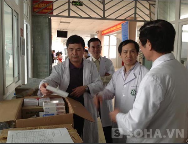 Bác sỹ Ngô Văn Hào đang trao phần quà của Khoa Gây mê hồi sức cho bệnh viện tỉnh Lai Châu và các nạn nhân.