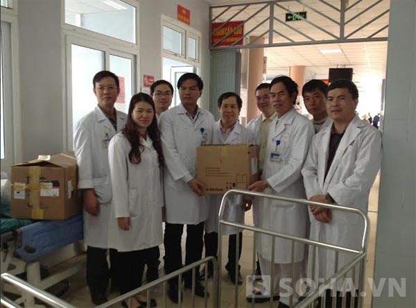 Đoàn bác sỹ Bệnh viện Bạch Mai đang trao tằng thuốc cho Bệnh viện đa khoa Lai Châu và các nạn nhân. (Trong ảnh: Tiến sỹ Đào Xuân Cơ đứng bên trái, đang trao quà)