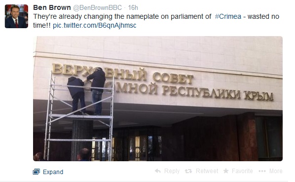 Một bức ảnh được ông Brown chia sẻ trên Twitter của mình cho thấy, người dân Crimea bắt đầu thay bảng tên tại trụ sở quốc hội ở đây.