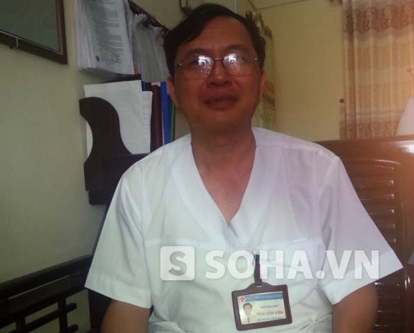 Ông Trần Văn Viên, phó Giám đốc Bệnh viện Đa khoa Hưng Nhân trao đổi với PV.