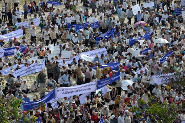  	Người dân Campuchia biểu tình trong hòa bỉnh để phản đối Kem Sokha và yêu cầu ông ta phải xin lỗi về việc xuyên tạc lịch sử.