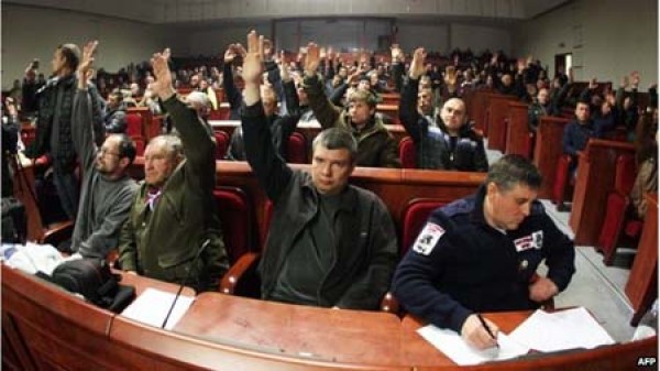 Thành viên Hội đồng tỉnh Donetsk biểu quyết tách khỏi Ukraine, tuyên bố thành lập nhà nước Độc lập.