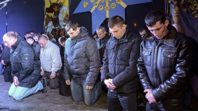 Một nhóm cảnh sát chống bạo động Berkut quỳ gối xin lỗi người biểu tình Ukraine.