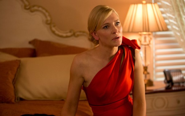 Mọi cảm xúc, những bất ổn tâm lý, nỗi tuyệt vọng, hoang tưởng, bất an, sợ hãi…của nhân vật, đều được Cate Blanchett thể hiện hoàn hảo, như nhìn thấu tâm can nhân vật.
