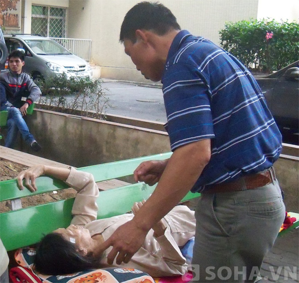 Trong khi chờ kết quả nên một cụ bà đã phải nằm tạm trên chiếc ghế ngoài sân bệnh viện.