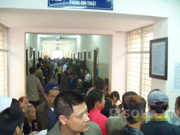 Bệnh nhân chen lấn tại Khoa khám chữa bệnh theo yêu cầu, Bệnh viện Bạch Mai.